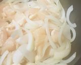 鶏肉とミニ豆腐の目玉焼き親子丼作り方1写真