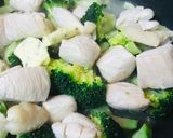 鶏肉＆丸ごとブロッコリーのオイスター炒め作り方3写真