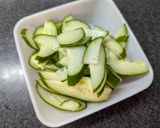 旨すぎ！きゅうりと豚挽肉カレー炒め作り方1写真