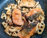 簡単秋の夕飯主菜鮭と蓮根と茸味噌バター炒め魚料理作り方10写真