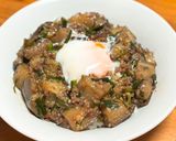 簡単！ご飯がすすむ！なすとひき肉とニラの甘辛丼作り方6写真