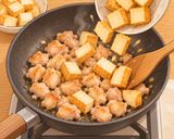 鶏肉と厚揚げ・しめじの炒め🍳作り方2写真
