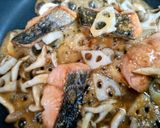 簡単秋の夕飯主菜鮭と蓮根と茸味噌バター炒め魚料理作り方10写真