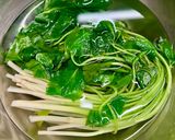 根ミツバの玄米甘酒とスリ胡麻の和え物作り方1写真