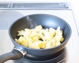 カリフラワーソーセージのガリバタ醤油炒め作り方3写真