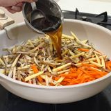味染み絶品！さつまいも入り胡麻マヨごぼうサラダ作り方3写真