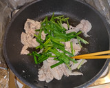 焼肉の塩だれで簡単♪塩だれ豚ニラ玉作り方2写真