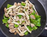 鶏肉、しめじ、ピーマンの柚子胡椒炒め✨作り方3写真