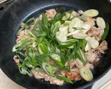 旨辛！豚こまと白ネギの味噌辛炒め作り方3写真
