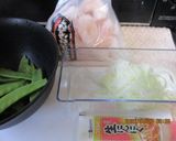 えび玉ねぎキヌサヤ豆のガーリックマヨ炒め作り方1写真