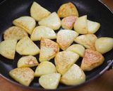 ほくほく新じゃがと牛肉の甘辛にんにく炒め作り方3写真