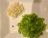 大量消費！セロリの葉っぱのペペロンチーノ作り方1写真