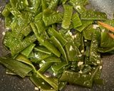 茎わかめのニンニクめんつゆ炒め。手がとまらない😋作り方2写真