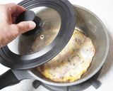 混ぜて焼くだけ♪コンビーフとコーンのオムレツ作り方3写真
