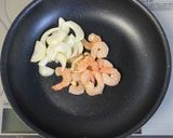 玉ねぎとオリーブを入れたエビパスタ作り方4写真