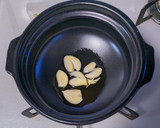 レタスと鶏のニンニク旨塩鍋作り方3写真