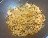 🦐エビ殻出汁で🦐エビマヨ袋麺焼きそば作り方4写真