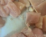 ピリッと辛い！鶏胸肉の山賊焼き😋作り方1写真