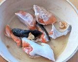 銀鮭のカマと青梗菜のガーリック炒め♪作り方3写真
