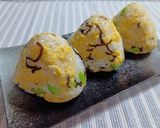 彩り♪炒り卵と枝豆＆塩昆布おにぎり作り方4写真