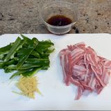 【楽めし】豚バラとピーマンの甘辛しょうが焼き作り方1写真