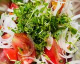 混ぜるだけ！超簡単トマト玉ねぎ豆苗サラダ作り方2写真