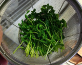 豆苗を塩こんぶとごま油で和えて作り方2写真