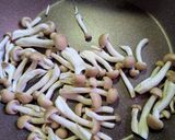 簡単★昼食！豚肉としめじのめんぽん炒め作り方1写真