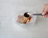 【ポリ袋で簡単】鶏むね肉ローストチキン風作り方3写真