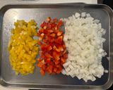 レモンを添えた彩りエスニックそぼろ丼作り方2写真