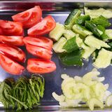 香味野菜と⭐きゅうりとトマトの塩昆布和え作り方1写真