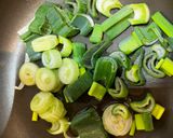 生ワカメと新玉葱の味噌汁♪葉っぱもね!作り方1写真