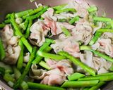 葱の香りがうま〜い！アスパラと豚肉のねぎ塩炒め♡作り方3写真