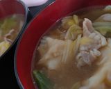 ワンタンの皮入り豚バラ肉の白菜味噌スープ作り方3写真