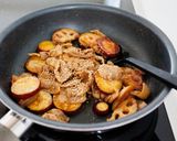 【れんこんとさつまいもと豚肉の甘辛ごま絡め】作り方5写真