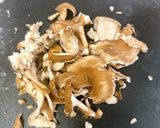 鶏とキノコのソテー♪ひらひらごぼうのせ作り方3写真