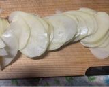 餃子の皮でクリスピーマヨじゃがピザ作り方1写真