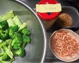 桜エビとブロッコリーの玉ねぎ麹炒め作り方1写真