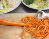 お鍋の野菜にピーラーで！人参そうめん作り方4写真