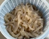 セロリと糸こんにゃくの辛子醤油和え作り方1写真
