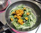 水菜とカボチャの炒めもの作り方3写真