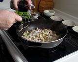 タイ風セロリと豚ひき肉のジンジャー炒め丼作り方7写真