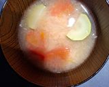 ズッキーニ、トマト、玉ねぎ入り味噌汁作り方1写真