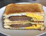目玉焼きとハンバーグのトーストサンド作り方7写真