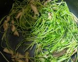 キノコと豆苗のごま油とマヨ醤油炒め🤎作り方2写真