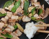 すき焼きのたれで豚バラ・なすピー生姜焼き作り方6写真