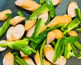 お弁当にも！ピーマンとウィンナーのカレー炒め作り方2写真
