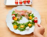 ミニサンタカプレーゼのリースサラダ作り方6写真