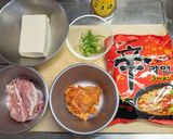 豚肉とキムチと豆腐の辛ラーメン作り方1写真
