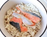どんどん加えて【鮭とエノキの炊き込みご飯作り方3写真